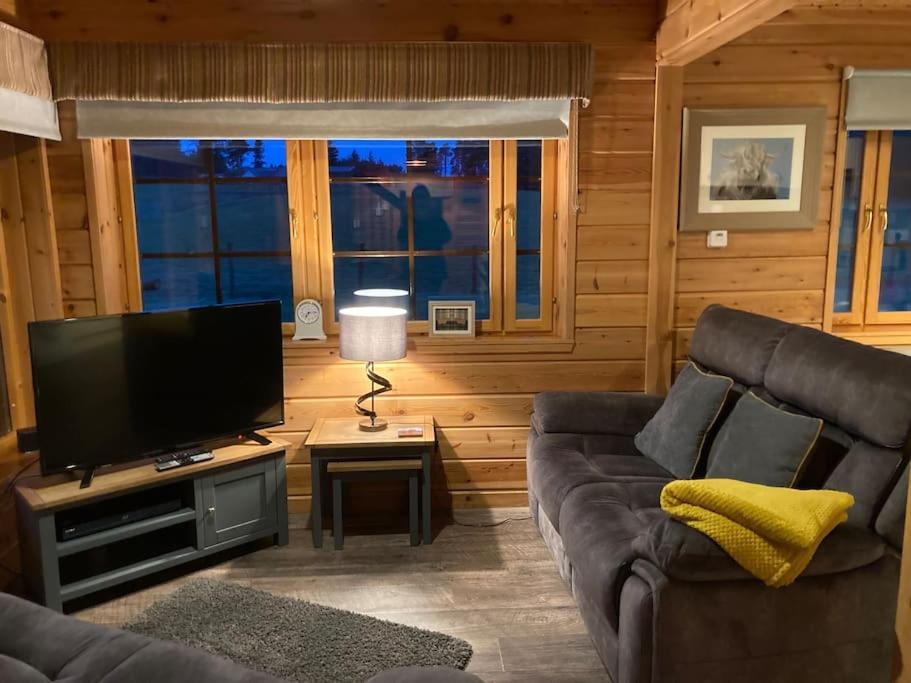 Red Squirrel Log Cabin With Hot Tub Keith Kültér fotó