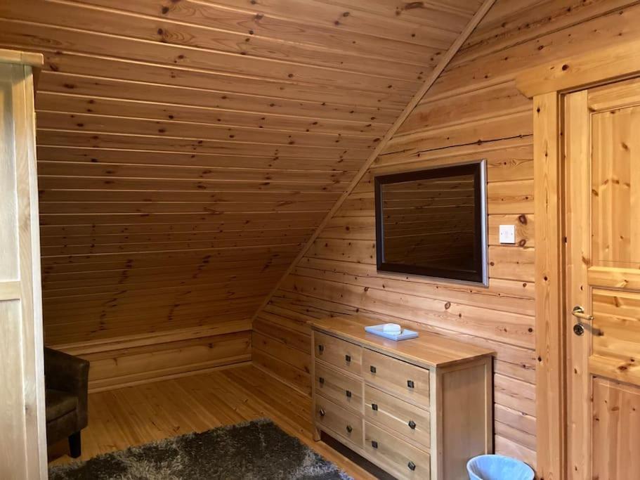 Red Squirrel Log Cabin With Hot Tub Keith Kültér fotó