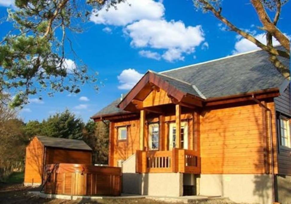 Red Squirrel Log Cabin With Hot Tub Keith Kültér fotó